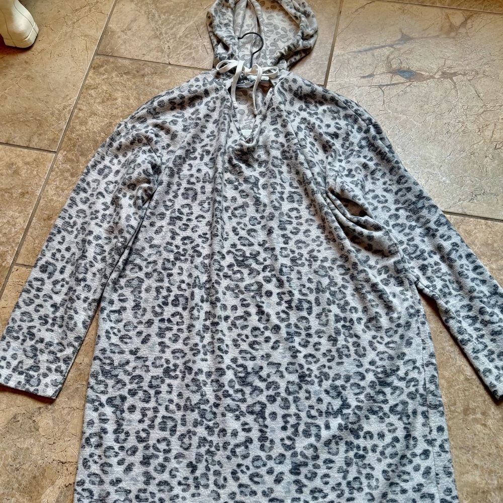 Royal Standard Gray Leopard Brushed Hacci Hoodie Sleep Lounger